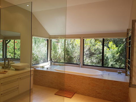 Jarrah Grove Forest Retreat - Airlie Beach Holiday 1