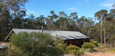 Jarrah Grove Forest Retreat - Airlie Beach Holiday 18