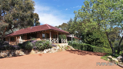 Eleebana Guest House - Airlie Beach Holiday 0