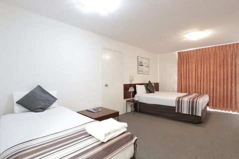 Atrium Hotel Mandurah - Airlie Beach Holiday 1