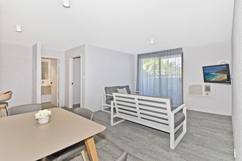 Atrium Hotel Mandurah - Airlie Beach Holiday 25
