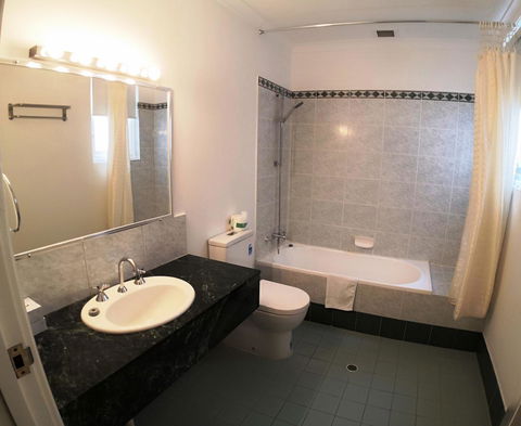 Criterion Hotel Perth - Airlie Beach Holiday 27