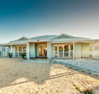 Blue Sky Escapes The Lookout Lancelin - Airlie Beach Holiday