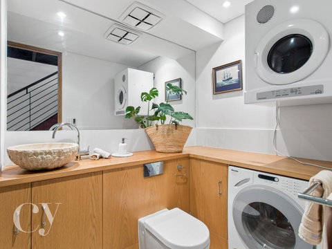 James Street Warehouse - Airlie Beach Holiday 8