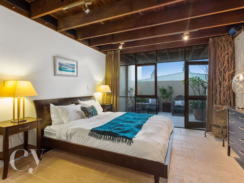 James Street Warehouse - Airlie Beach Holiday 1