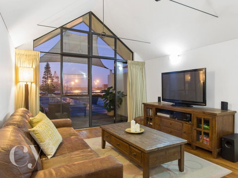 James Street Warehouse - Airlie Beach Holiday 25