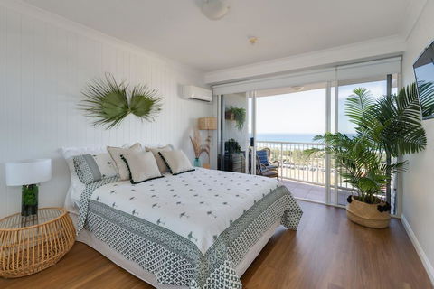 NEW Beautiful 2 Bed Ocean Views In Broadbeach - Airlie Beach Holiday 0