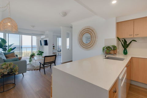 NEW Beautiful 2 Bed Ocean Views In Broadbeach - Airlie Beach Holiday 2