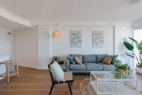 NEW Beautiful 2 Bed Ocean Views In Broadbeach - Airlie Beach Holiday 1