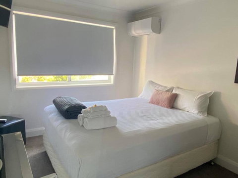 Newcastle Motel - Airlie Beach Holiday 1