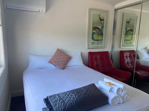 Newcastle Motel - Airlie Beach Holiday 0