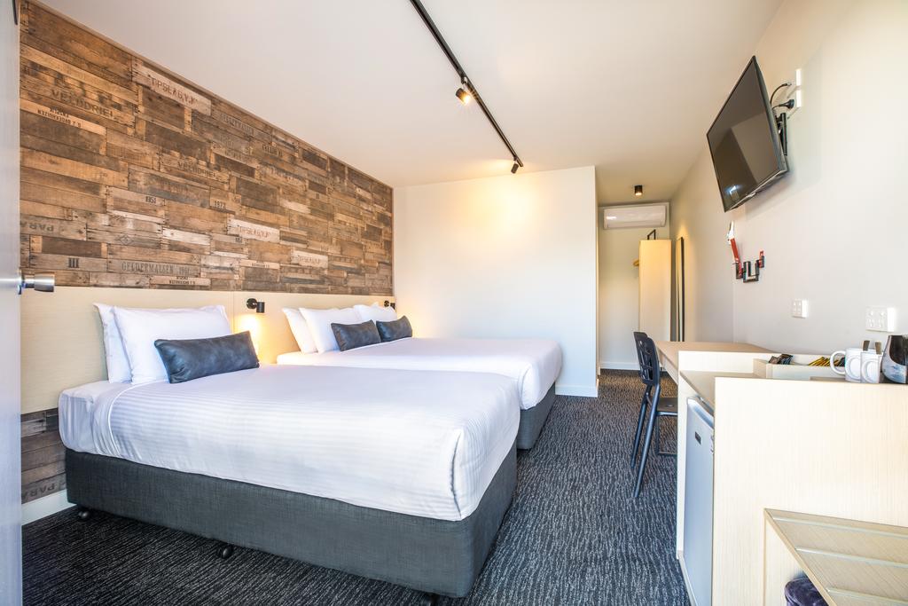 Laverton North ACT Airlie Beach Holiday
