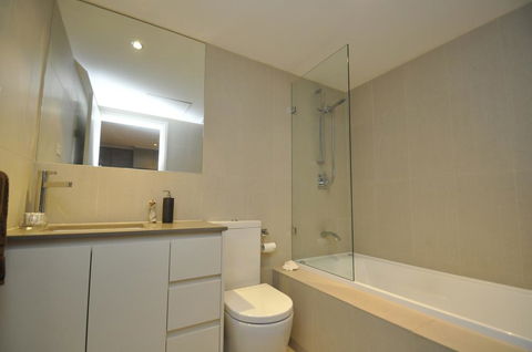 NORTH SYDNEY FULLY SELF CONTAINED MODERN 2 BED APARTMENT (16WAL) - Airlie Beach Holiday 3