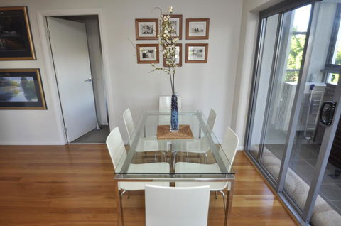 NORTH SYDNEY FULLY SELF CONTAINED MODERN 2 BED APARTMENT (16WAL) - Airlie Beach Holiday 1
