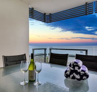Oceana Darwin Central Oceanfront 3 bedroom 2 Lounge Room Pool Gym Tennis Court Sleeps 9 - Airlie Beach Holiday