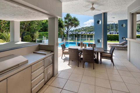 Pavilion 2 Luxury 4 Bedroom 3 Bathroom With Inground Pool And Gold Buggy - Airlie Beach Holiday 2