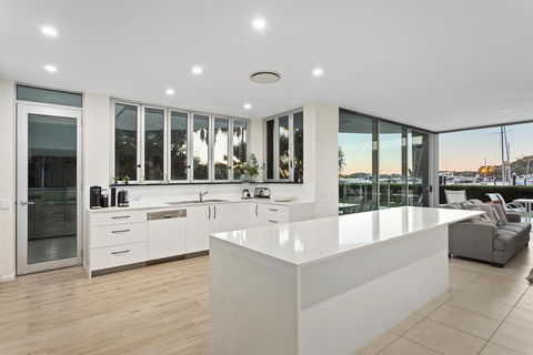 Pavillions 12 - Waterfront Spacious 4 Bedroom With Own Inground Pool And Golf Buggy - Airlie Beach Holiday 2