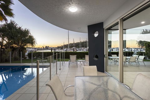 Pavillions 12 - Waterfront Spacious 4 Bedroom With Own Inground Pool And Golf Buggy - Airlie Beach Holiday 1