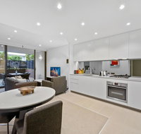 Peaceful Water-side Retreat With Huge Courtyard. - Airlie Beach Holiday