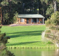 Pemberton Lake View Chalets - Airlie Beach Holiday