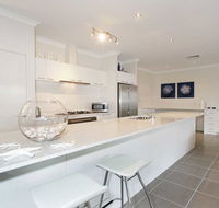 Penguin 4 Bedroom House by Shoalwater Executive Homes - Airlie Beach Holiday