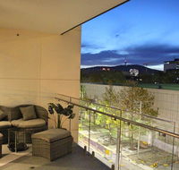 Perfectly Located Modern Apartment - Canberra CBD - Airlie Beach Holiday