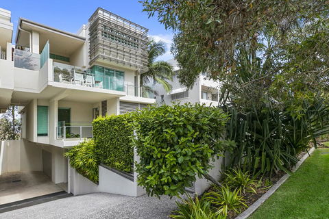 Platinum Status, Sunshine Beach - Airlie Beach Holiday 1