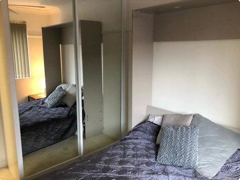 Quiet North Parra Apartment Rooms Across From Park - Airlie Beach Holiday 2