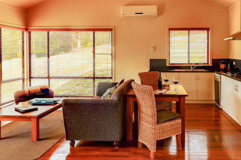 Rainbow Trail Chalets - Airlie Beach Holiday 1