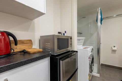 Readyset Studios On Anthony - Airlie Beach Holiday 1