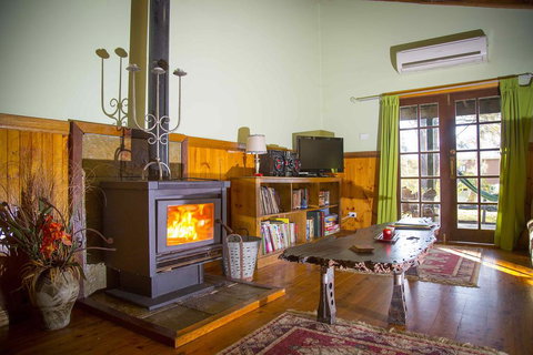 Red Tractor Retreat - Airlie Beach Holiday 3