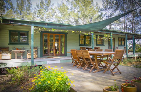 Red Tractor Retreat - Airlie Beach Holiday 1