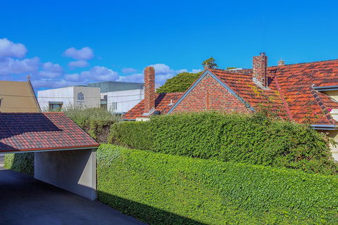 Redwood Manor Motel Apartments - Airlie Beach Holiday 3