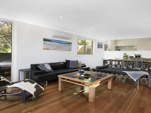 Santa Barbara On Bombo Beach - Airlie Beach Holiday 1