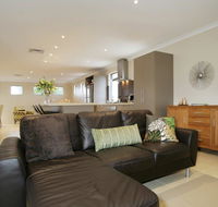 Seal 4 Bedroom House by Shoalwater Executive Homes - Airlie Beach Holiday