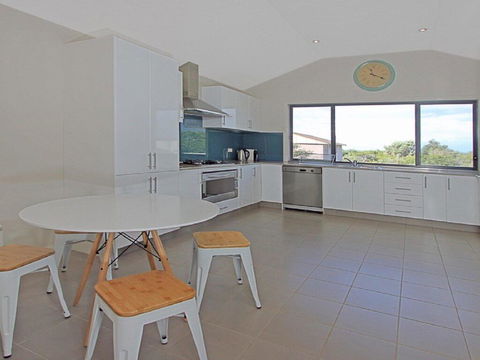 Seaside Escape - At Jones Beach, Swimming Pool - Airlie Beach Holiday 1