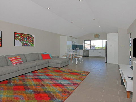 Seaside Escape - At Jones Beach, Swimming Pool - Airlie Beach Holiday 2