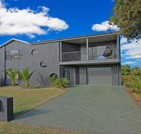 Seaside Escape - at Jones Beach swimming pool - Airlie Beach Holiday