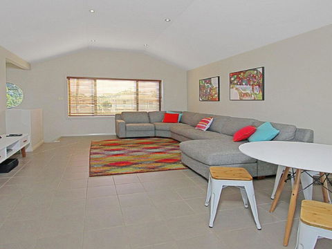 Seaside Escape - At Jones Beach, Swimming Pool - Airlie Beach Holiday 3