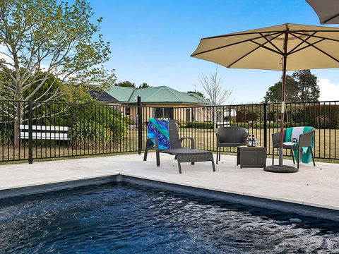Sinden Park - Garden, Swimming Pool, Rural Vistas - Airlie Beach Holiday 1