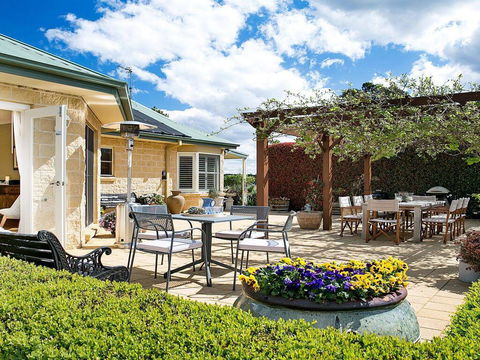 Sinden Park - Garden, Swimming Pool, Rural Vistas - Airlie Beach Holiday 0