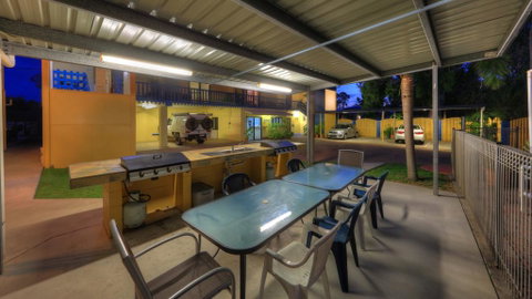 Sky View Units Bowen - Airlie Beach Holiday 0