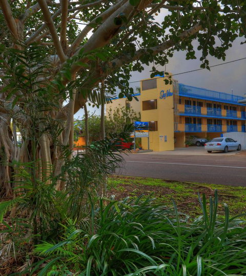Sky View Units Bowen - Airlie Beach Holiday 3