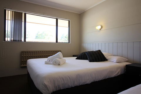 Snowy Mountains Resort And Function Centre - Airlie Beach Holiday 2