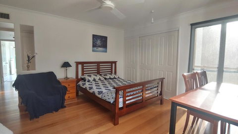 Spacious 2 Bedroom Unit, Private Bath, Kitchen, RV Parking On 5 Acres, 10 Min To Fraser Island Barge - Airlie Beach Holiday 1