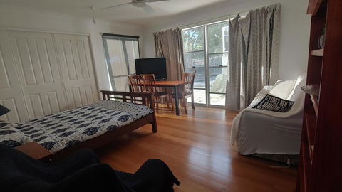 Spacious 2 Bedroom Unit, Private Bath, Kitchen, RV Parking On 5 Acres, 10 Min To Fraser Island Barge - Airlie Beach Holiday 3