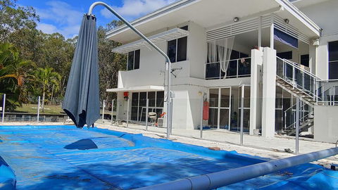 Spacious 2 Bedroom Unit, Private Bath, Kitchen, RV Parking On 5 Acres, 10 Min To Fraser Island Barge - Airlie Beach Holiday 0