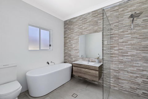 Spacious Living On Victoria - Airlie Beach Holiday 1