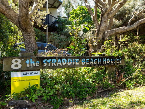 Straddie Beach House 3 - Airlie Beach Holiday 1
