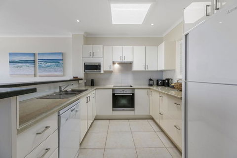 Stunning Top Floor Sunshine Beach Getaway! Unit 7 Vista Pacific 12 Bryan Street - Airlie Beach Holiday 3